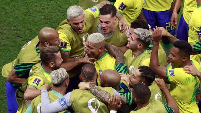 Soccer Football - FIFA World Cup Qatar 2022 - Group G - Brazil v Serbia - Lusail Stadium, Lusail, Qatar - November 24, 2022 Brazils Richarlison celebrates scoring their second goal with teammates REUTERS/Peter Cziborra
