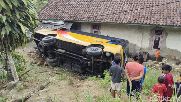 Bus rombongan mahasiswa Untirta kecelakaan di Desa Cisimeut, Lebak, Banten. (Foto: Fathul Rizkoh/detikcom)