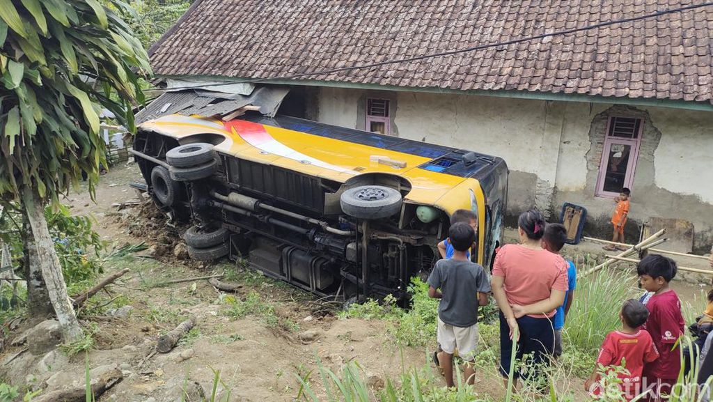 Bus Rombongan Untirta Terguling di Lebak, 25 Mahasiswa Luka-luka