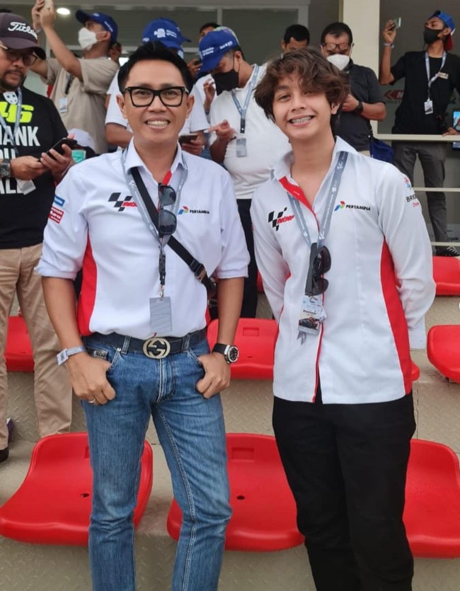 Melalui akun Instagramnya, Eko dan Viona kerap membagikan foto sang anak. Seperti dalam foto, saat Eko tampak berpose bersama Cannavaro saat nonton MotoGP di Mandalika. Bahkan tak sedikit yang salah mengira sang anak ialah pembalap. Foto: Instagram
