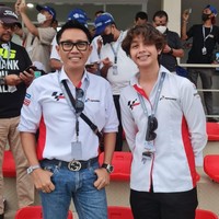 Melalui akun Instagramnya, Eko dan Viona kerap membagikan foto sang anak. Seperti dalam foto, saat Eko tampak berpose bersama Cannavaro saat nonton MotoGP di Mandalika. Bahkan tak sedikit yang salah mengira sang anak ialah pembalap. Foto: Instagram