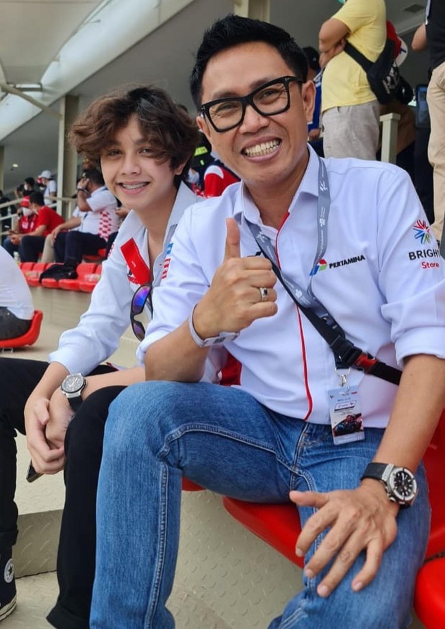 Jika dilihat penampilan Cannavaro memang seperti anak blasteran. Memiliki hidung mancung, tubuh tinggi, dan berparas bak bule. Ditambah dengan rambut ikal yang agak gondrong dan berwarna kecoklatan, penampilan Cannavaro sukses mencuri atensi. Foto: Instagram