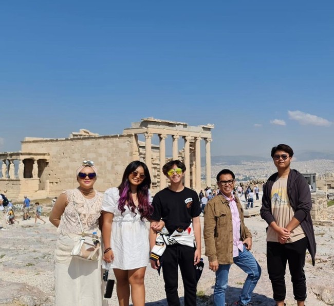 Canavaro memiliki 2 orang kakak, seorang laki-laki dan seorang lagi perempuan. Begini potret kelimanya saat berpose bersama. Foto: Instagram