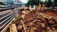 Saluran ini mengalirkan curah hujan di daerah tersebut ke Kali Sekretaris. 