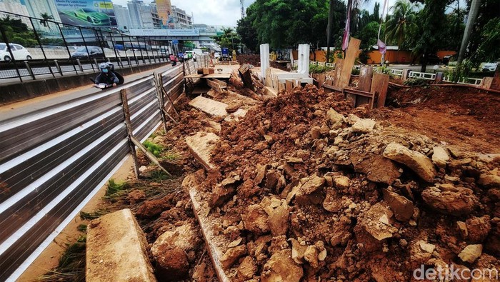 Cegah Banjir, Saluran Air di Kebon Jeruk Diperbesar Para pekerja menyelesaikan proses revitalisasi saluan air di Jalan Arjuna Selatan, Kebon Jeruk, Jakarta Barat. Saluran air dibuat lebih besar menggunakan beton u-ditch yang disangga dengan beton baja di sisi kiri dan kanan. Saluran ini mengalirkan curah hujan di daerah tersebut ke Kali Sekretaris. Kawasan Kebon Jeruk yang berada di sisi jalan tol kerap terancam genangan hingga banjir saat hujan deras. Hingga Jumat (25/11/2022) pekerjaan tersebut masih dikebut.