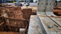 Saluran air dibuat lebih besar menggunakan beton u-ditch yang disangga dengan beton baja di sisi kiri dan kanan. 