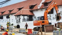Tampak alat berat dikerahkan dalam pengerjaan mempercantik trotoar ini.
