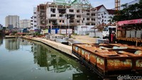 Jalur pedestrian dibuat lebar, bersisian dengan muara sungai.