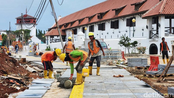 Cihui...Trotoar Ciamik, Akses ke Museum Bahari Makin Asyik Trotoar Kampung Akuarium di Jl Pasar Ikan, Jakarta Utara, tengah dipercantik. Akses menuju Museum Bahari makin asyik.