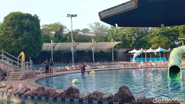 Cirebon Waterland Ade Irma Suryani, Renang Sambil Lihat Panorama Laut