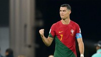 Seiring ramainya momen Piala Dunia 2022, nama Cristiano Ronaldo heboh jadi buah bibir warga dunia. Pasalnya, ia mencatat rekor sebagai pemain pertama di dunia yang mencetak gol di lima Piala Dunia berbeda. (Foto: Getty Images/Matthias Hangst)
