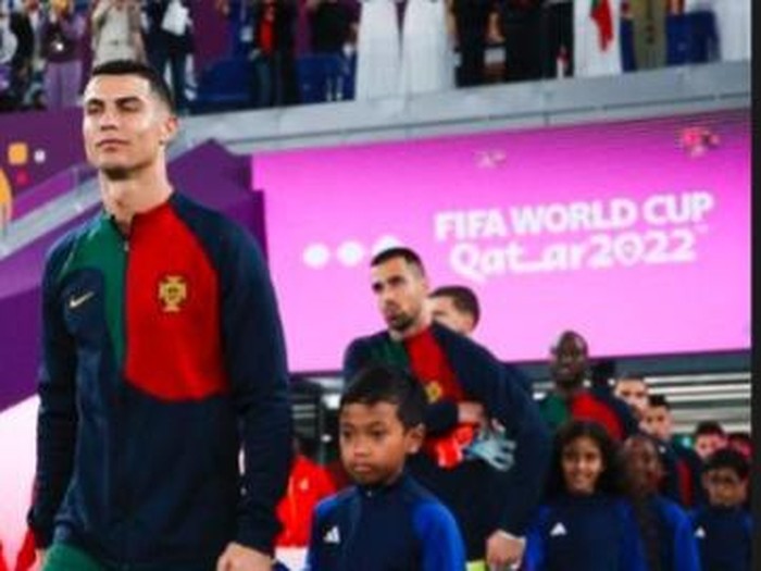 Cristiano Ronaldo menggandeng bocah asal Indonesia saat pertandingan Portugal vs Ghana,