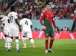 Nyaris 10 tahun berselang, ia menunjukkan kemampuannya itu tak hilang. Hanya saja kali ini lompatan tingginya gagal berakhir dengan gol. (Foto: Getty Images/Matthias Hangst)