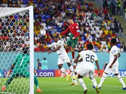 Pemain 37 tahun itu pun berupaya menyambut bola dan wuzz...seketika terbang untuk menanduk umpan yang datang. Lihat saja bagaimana ia mengungguli pemain Ghana setengah badan. (Foto: dpa/picture alliance via Getty I/picture alliance)