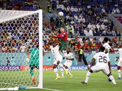 Cristiano Ronaldo resmi tampil untuk kelima kalinya di ajang Piala Dunia, saat menjejakkan kakinya di laga Portugal vs Ghana, Kamis (24/11/2022) malam WIB. Ia mengapteni Portugal pada partai pertama mereka di Piala Dunia 2022. (Foto: Getty Images/Julian Finney)