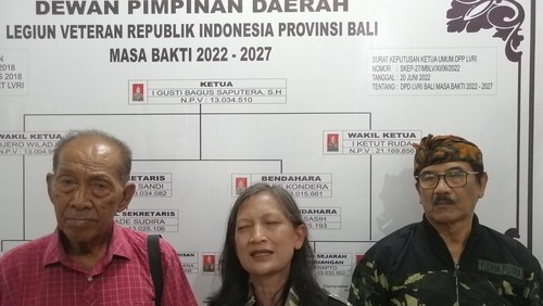 Cucu I Gusti Ngurah Rai, Anak Agung Nanik Suryani (tengah) saat konferensi pers di Gedung Merdeka, Denpasar, Jumat (25/11/2022).