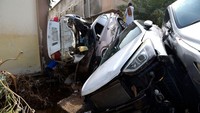 Tumpukkan mobil tersebut menggambarkan dahsyatnya terjangan banjir yang melanda.