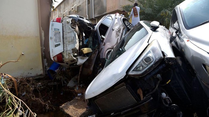 Banjir melanda kawasan Jeddah, Arab Saudi. Dahsyatnya terjangan banjir membuat puluhan mobil bertumpuk.