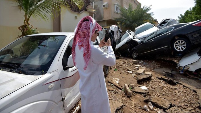 Dahsyatnya Banjir di Jeddah Bikin Puluhan Mobil Bertumpuk Banjir melanda kawasan Jeddah, Arab Saudi. Dahsyatnya terjangan banjir membuat puluhan mobil bertumpuk.