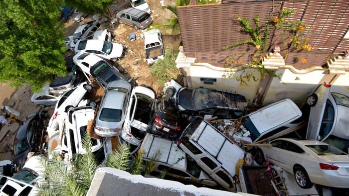 Dahsyatnya Banjir di Jeddah Bikin Puluhan Mobil Bertumpuk Banjir melanda kawasan Jeddah, Arab Saudi. Dahsyatnya terjangan banjir membuat puluhan mobil bertumpuk.