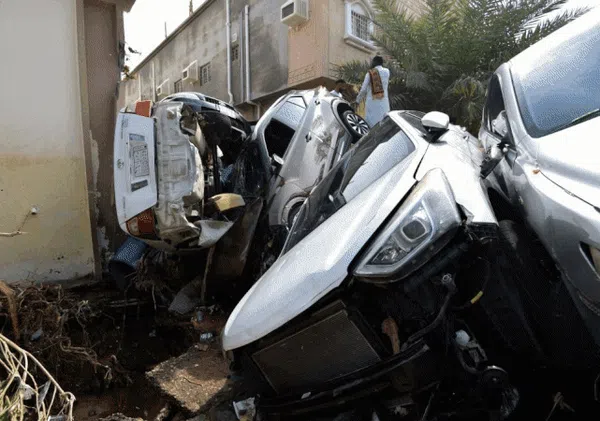 Dahsyatnya Banjir di Jeddah Bikin Puluhan Mobil Bertumpuk