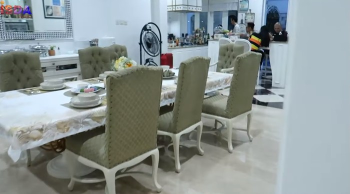 Dapur Iis Dahlia 10 Dapur Rumah Iis Dahlia, Desainnya Elegan dengan Peralatan Lengkap
