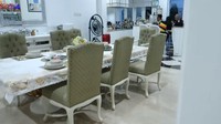 Sebelum masuk ke bagian dapur, ada area makan keluarga. Meja panjang yang mampu menampung 7 orang sengaja disiapkan sebagai tempat makan malam bersama ketika seluruh anggota keluarga berkumpul di rumah. Foto: YouTube/Isda Family