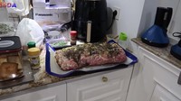 Ketika kedatangan keluarga besarnya, keluarga Iis Dahlia menyajikan olahan daging yang sangat besar. Bahkan total berat dagingnya mencapai lebih dari 3 kilogram. Foto: YouTube/Isda Family