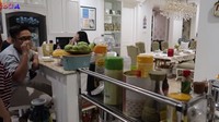 Di area dapurnya ada rak khusus berbagai macam bumbu, termasuk gula diet yang dikonsumsi oleh keluarga Iis Dahlia. Di sampingnya ada meja marmer untuk keluarga yang ingin melihat proses memasak. Foto: YouTube/Isda Family