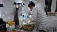 Semua orang yang masuk ke dalam dapur, diharuskan mencuci tangan hingga bersih. Area wastafel yang luas sengaja dibuat untuk memudahkan mencuci berbagai peralatan memasak yang kotor. Foto: YouTube/Isda Family