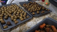 Selain itu menunggu makanan yang sudah matang, ternyata meja marmer di dapur Iis Dahlia digunakan untuk mendinginkan makanan. Anggota keluarga yang sudah tak sabar makan juga bisa langsung mengambil makanan yang sudah matang di sana. Foto: YouTube/Isda Family