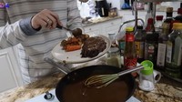 Salsha paling senang menggunakan berbagai peralatan stainless steel karena panas pada proses pemasakannya lebih merata. Mulai dari kentang dan wortel panggang semuanya dimasak dalam oven hingga mencapai kematangan sempurna. Foto: YouTube/Isda Family