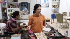 10 Dapur Rumah Iis Dahlia, Desainnya Elegan dengan Peralatan Lengkap