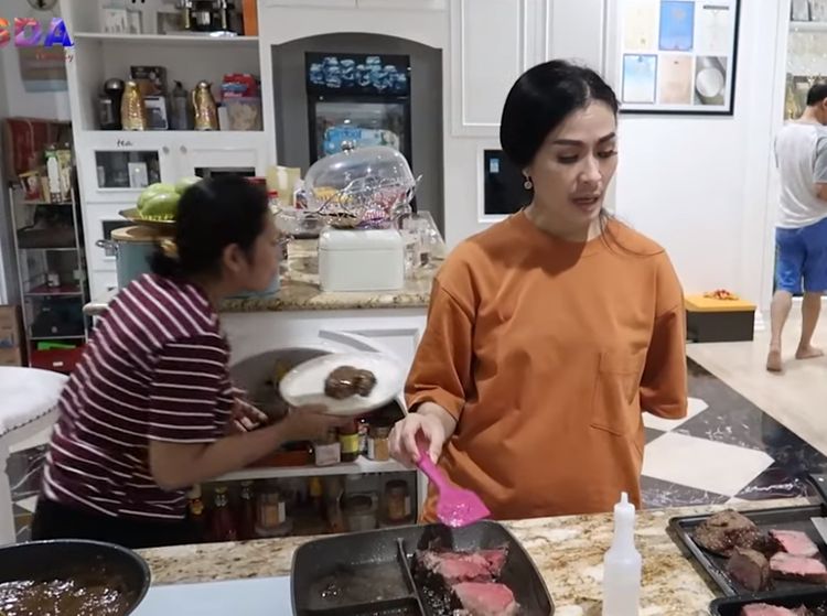 10 Dapur Rumah Iis Dahlia, Desainnya Elegan dengan Peralatan Lengkap