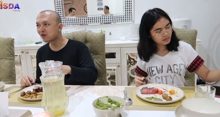 10 Dapur Rumah Iis Dahlia, Desainnya Elegan dengan Peralatan Lengkap