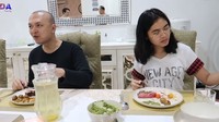 Usai semua makanan matang, seluruh keluarga berkumpul di meja makan untuk menikmatinya bersama. Iis Dahlia, suaminya, anak-anaknya dan seluruh anggota keluarga menikmati makanan dengan lahap. Foto: YouTube/Isda Family