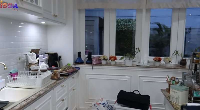 10 Dapur Rumah Iis Dahlia, Desainnya Elegan dengan Peralatan Lengkap