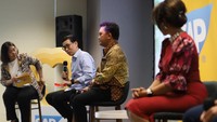 Managing Director SAP Indonesia Andreas Diantoro bersama Manufacturing Head Factory PT Amerta Indah Otsuka Wheny Utoyo, Communication Director Rajawali Foundation Fardila Astari, Head Of Geological System and Technology PT Petrosea Tbk Alex Aviantara dan HSE & Risk Management Division Head Adaro Energy Rusdi Husin saat menjadi narasumber pada diskusi bertajuk Digitalisasi Sebagai Solusi Untuk Mencapai Sustainability, di Jakarta. 