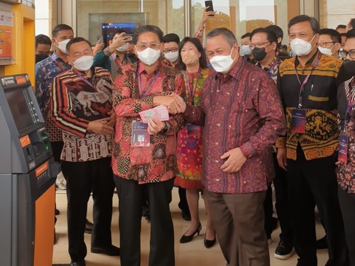 Dirut PT Bank Mega Tbk Kostaman Thayib (kiri) bersama Gubernur Bank Indonesia Perry Warjiyo meluncurkan fitur QRIS tarik tunai setor (TTS) ATM Bank Mega, di hotel kawasan Nusa Dua, Bali, Jumat (25/11/2022). Foto: Agus Eka