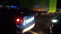 Anggota Satuan PJR kemudian melakukan pemeriksaan identitas kepada penumpang mobil Suzuki biru itu. Hasilnya, identitas penumpang memiliki kesamaan dengan identitas DPO Bareskrim. (Foto: Dok. Istimewa)