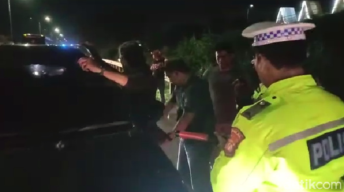 DPO Bareskrim, Giki Argadiaksa ditangkap di Tol JORR saat bersama istri. DPO Bareskrim, Giki Argadiaksa ditangkap di Tol JORR saat bersama istri.