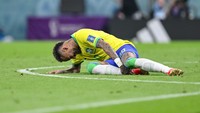 Pertandingan tersisa 11 menit, dan Neymar nampak tersungkur dengan ia memegangi pergelangan kaki. Akhirnya, Neymar digantikan Antony. (Harry Langer/Getty Images)    