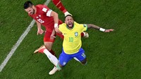 Penyerang Brasil Neymar dilanggar pemain Serbia selama pertandingan sepak bola Grup G Piala Dunia 2022 Qatar antara Brasil dan Serbia di Stadion Lusail, Doha, Qatar, Kamis (24/11/2022). (Jewel Samad/AFP/Getty Images)    