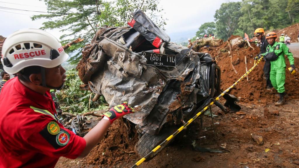 Momen Evakuasi Mobil Tertimbun Longsor Imbas Gempa Cianjur