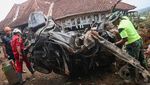 Momen Evakuasi Mobil Tertimbun Longsor Imbas Gempa Cianjur