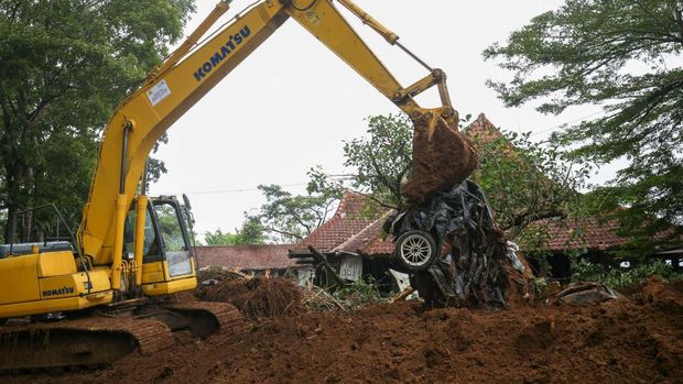 CIANJUR, INDONESIA - NOVEMBER 24: Joint SAR team conduct search and rescue operation at landslide area due to the M5,6 earthquake in Cianjur, West Java Province, Indonesia on November 24, 2022. According the data from National Disaster Mitigation Agency (NDMA) at least 272 people died and 2.043 were injured due to an earthquake jolts Cianjur area. (Photo by Eko Siswono Toyudho/Anadolu Agency via Getty Images)