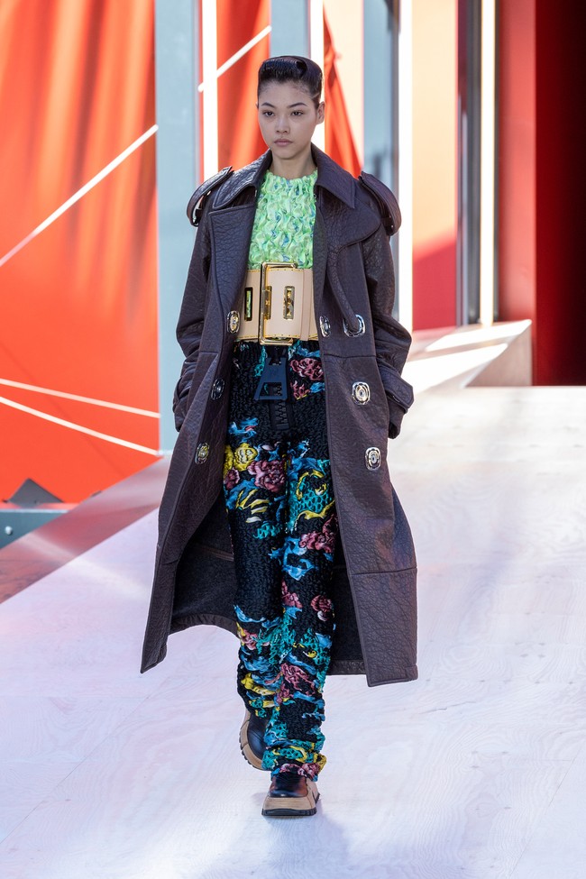 Inilah koleksi terbaru Louis Vuitton Spring Summer 2023. Desainer Louis Vuitton Nicolas Ghesquière menghadirkan segala sesuatunya menjadi lebih besar alias jumbo di karya terbarunya. Mulai dari resleting, kancing hingga belt dibuat dengan ukuran lebih besar dari umumnya.  Foto: Pascal Le Segretain/Getty Images.