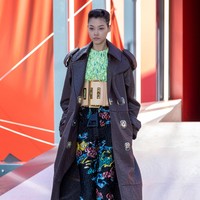 Inilah koleksi terbaru Louis Vuitton Spring Summer 2023. Desainer Louis Vuitton Nicolas Ghesquière menghadirkan segala sesuatunya menjadi lebih besar alias jumbo di karya terbarunya. Mulai dari resleting, kancing hingga belt dibuat dengan ukuran lebih besar dari umumnya.  Foto: Pascal Le Segretain/Getty Images.