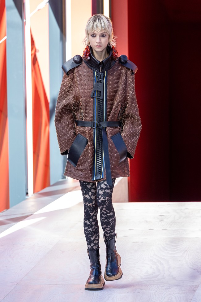 Inilah koleksi terbaru Louis Vuitton Spring Summer 2023. Desainer Louis Vuitton Nicolas Ghesquière menghadirkan segala sesuatunya menjadi lebih besar alias jumbo di karya terbarunya. Mulai dari resleting, kancing hingga belt dibuat dengan ukuran lebih besar dari umumnya.  Foto: Pascal Le Segretain/Getty Images.