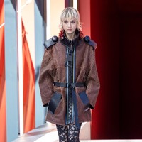 Inilah koleksi terbaru Louis Vuitton Spring Summer 2023. Desainer Louis Vuitton Nicolas Ghesquière menghadirkan segala sesuatunya menjadi lebih besar alias jumbo di karya terbarunya. Mulai dari resleting, kancing hingga belt dibuat dengan ukuran lebih besar dari umumnya.  Foto: Pascal Le Segretain/Getty Images.